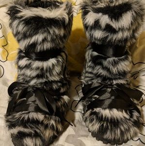 GUESS faux fur andorra boots.
